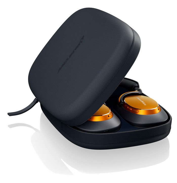 Bowers & Wilkins PX8 S2 McLaren product in gebruik