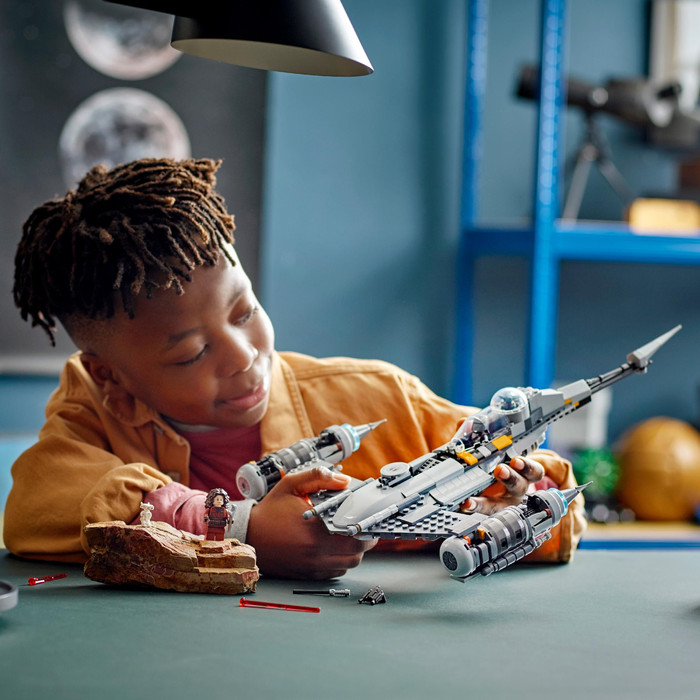 LEGO Star Wars: The Mandalorian Mando's N-1 Starfighter 75325 product in gebruik