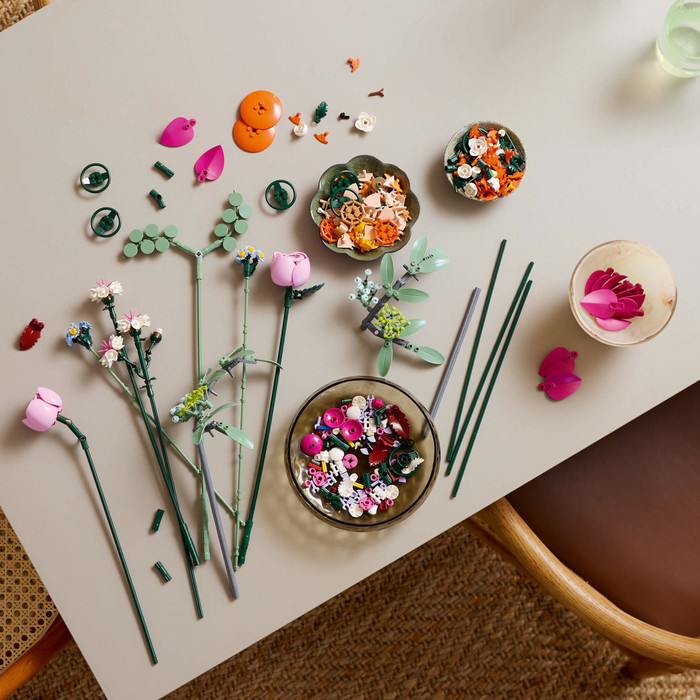 LEGO Botanicals Roze Boeket 10342 product in gebruik