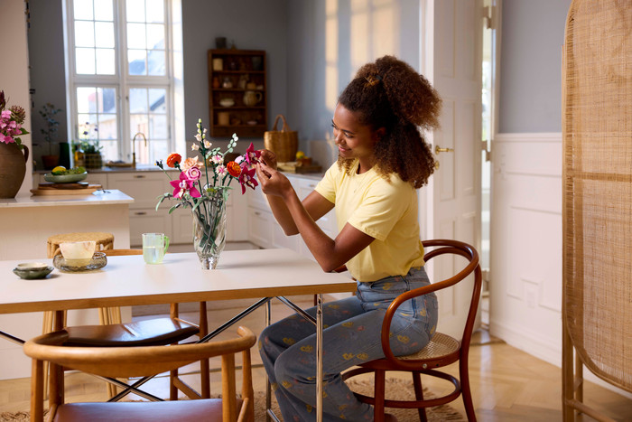 LEGO Botanicals Roze Boeket 10342 product in gebruik