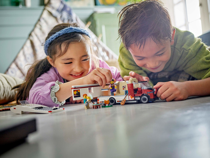 LEGO City Avontuurlijke Camper 60454 product in gebruik