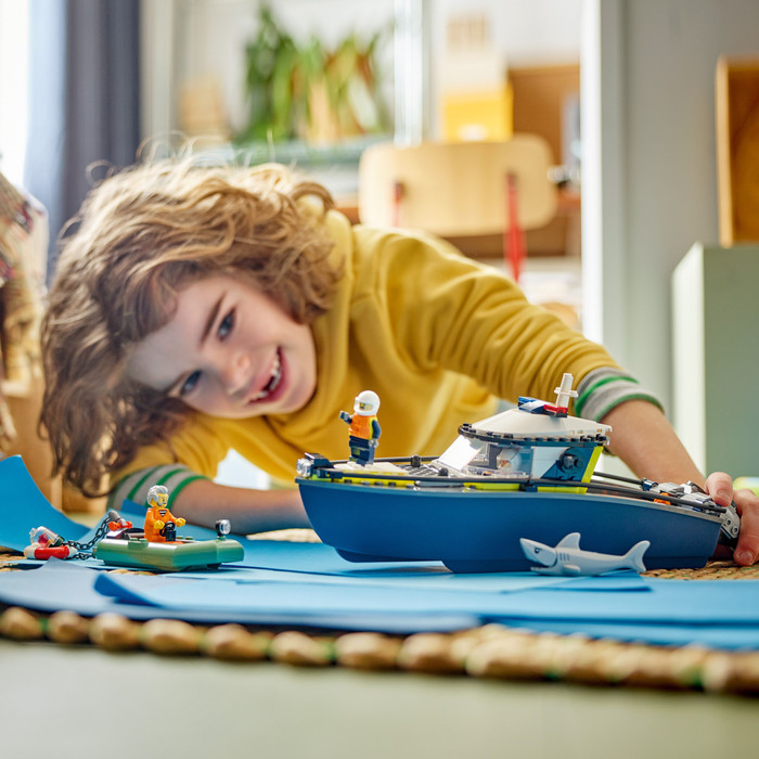 LEGO City Achtervolging met Politieboot 60456 product in gebruik