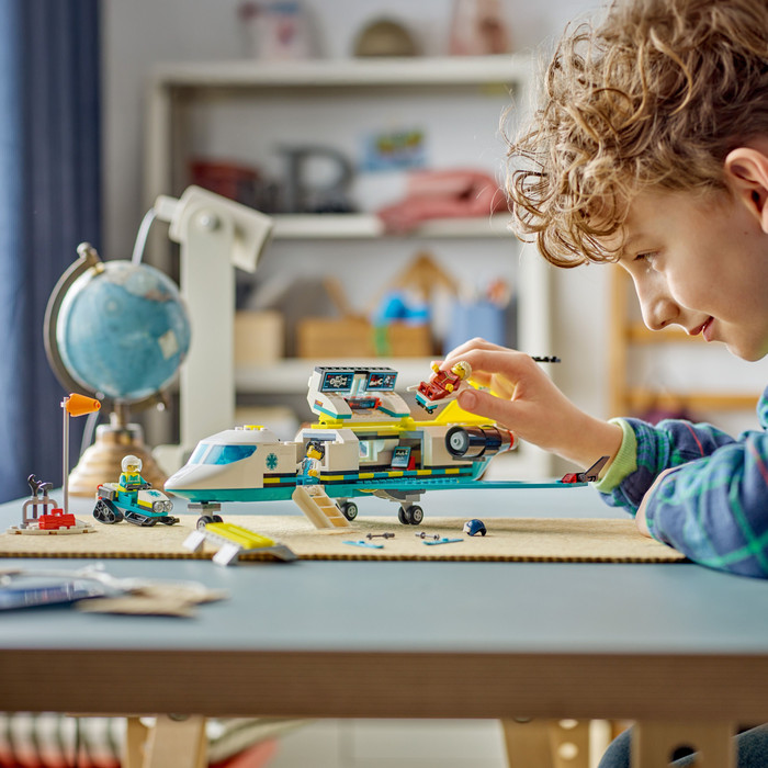 LEGO City Ambulancevliegtuig 60465 product in gebruik