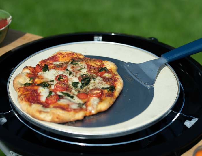 Cadac pizzaschep 50cm product in gebruik