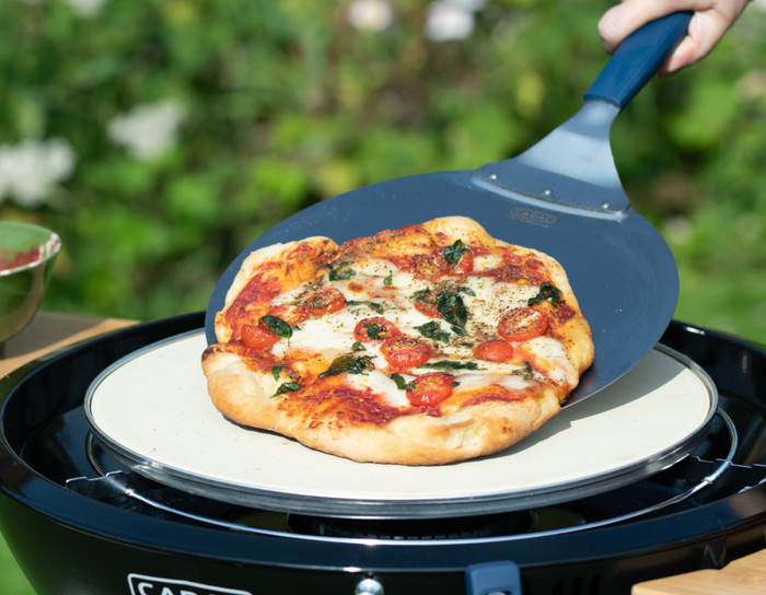Cadac pizzaschep 50cm product in gebruik