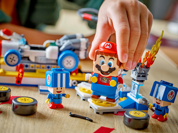 LEGO Super Mario: Mario Kart Toads garage 72035 product in gebruik