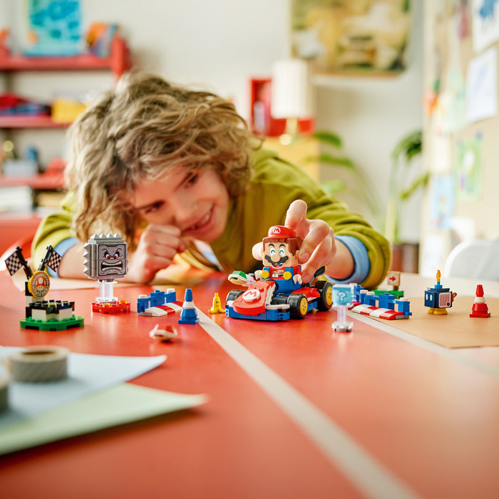LEGO Super Mario Mario Kart interactieve Mario en standaardkart 72043 product in gebruik