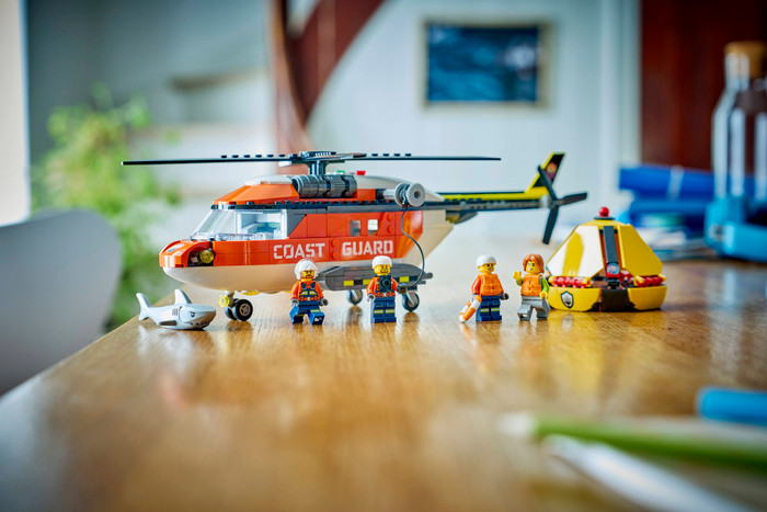 LEGO City Kustwacht Helikopter 60503 product in gebruik