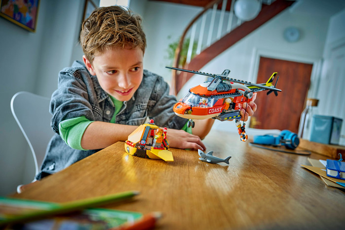 LEGO City Kustwacht Helikopter 60503 product in gebruik