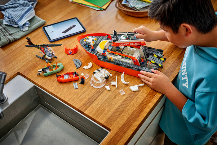 LEGO City Kustwacht Reddingsboot en Helikopter 60504 product in gebruik