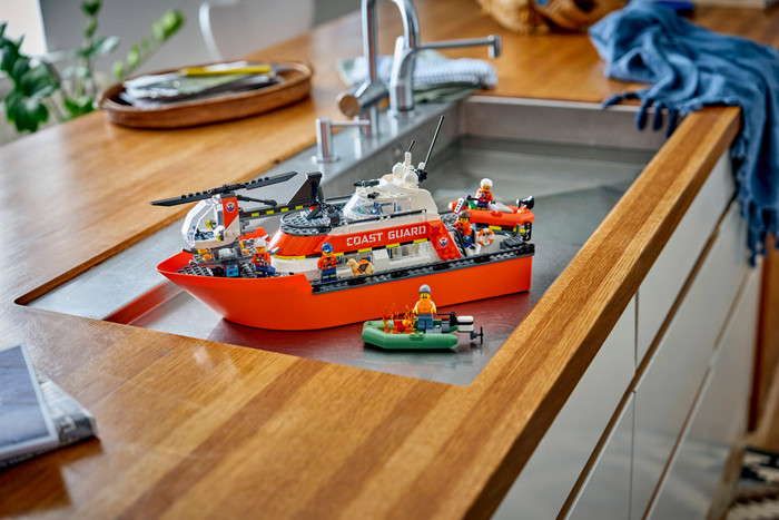 LEGO City Kustwacht Reddingsboot en Helikopter 60504 product in gebruik