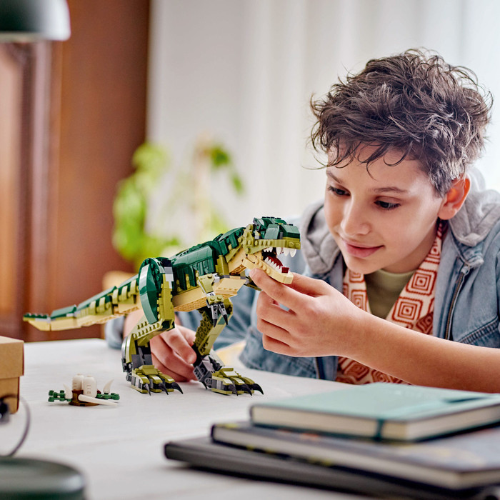 LEGO Creator 3-in-1 T. rex 31151 product in gebruik