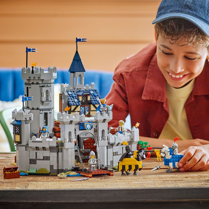LEGO Creator 3-in-1 Middeleeuws Kasteel met Ridders te Paard 31168 product in gebruik