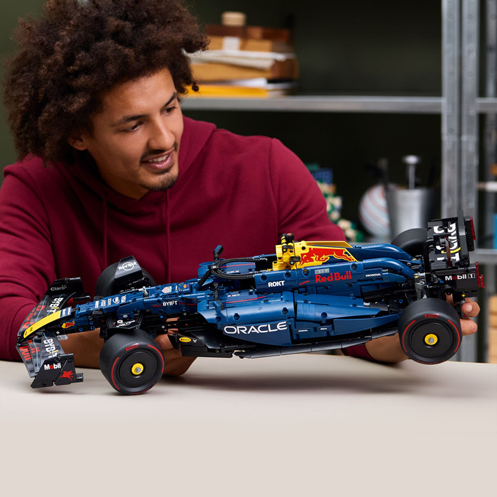 LEGO Technic Oracle Red Bull Racing RB20 F1 auto 42206 product in gebruik