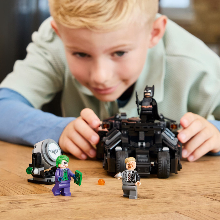LEGO DC Batman Tumbler vs Two-Face en The Joker 76303 product in use