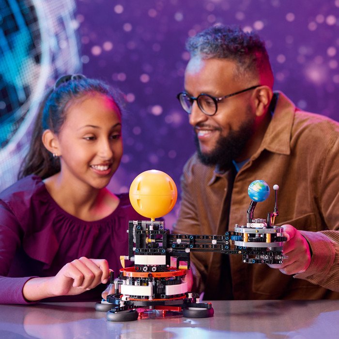 LEGO Technic de aarde en de maan in beweging 42179 product in gebruik