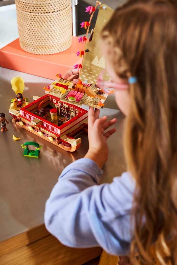 LEGO Disney Princess Vaiana's avonturenkano 43270 product in gebruik