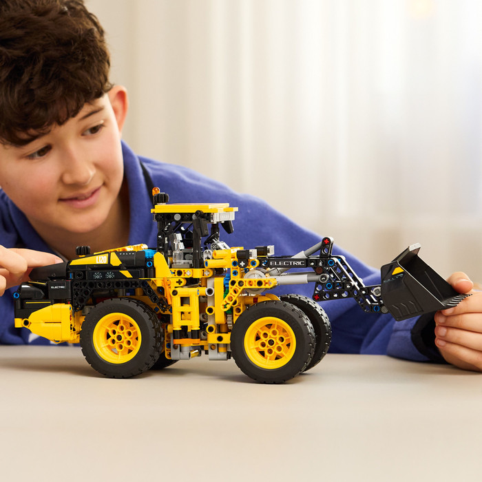 LEGO Technic Volvo L120 Electric wiellader 42209 product in gebruik