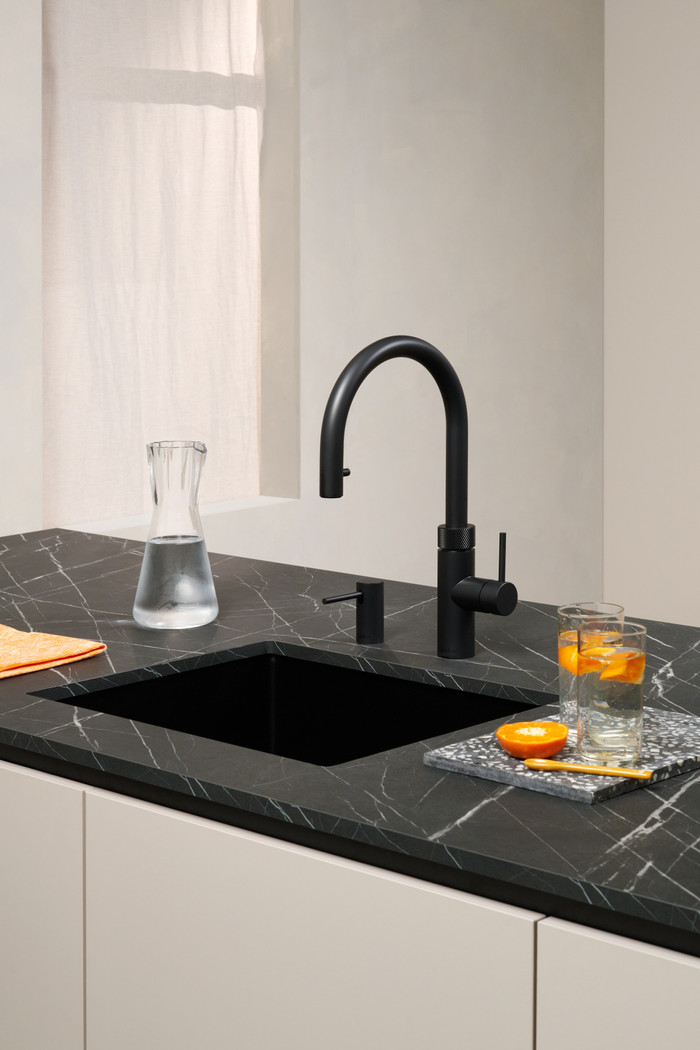 Quooker COMBI+ + Quooker Flex Round Zwart product in gebruik