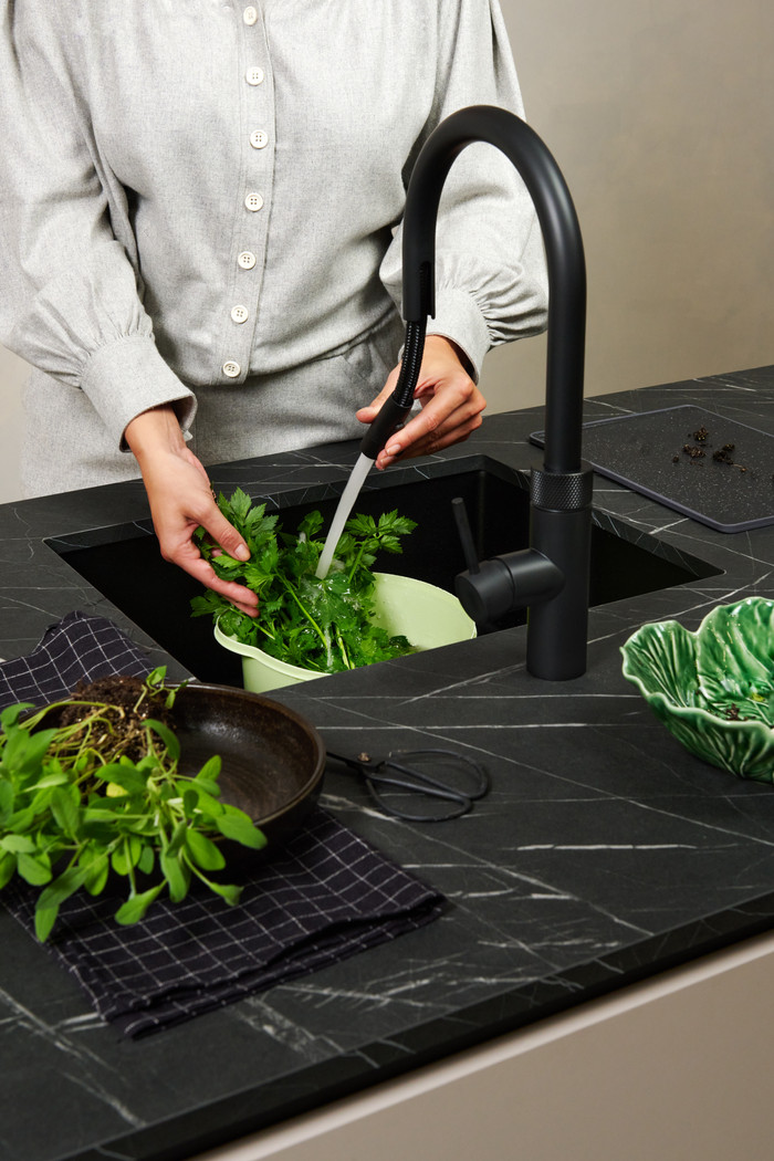 Quooker COMBI+ + Quooker Flex Round Zwart product in gebruik