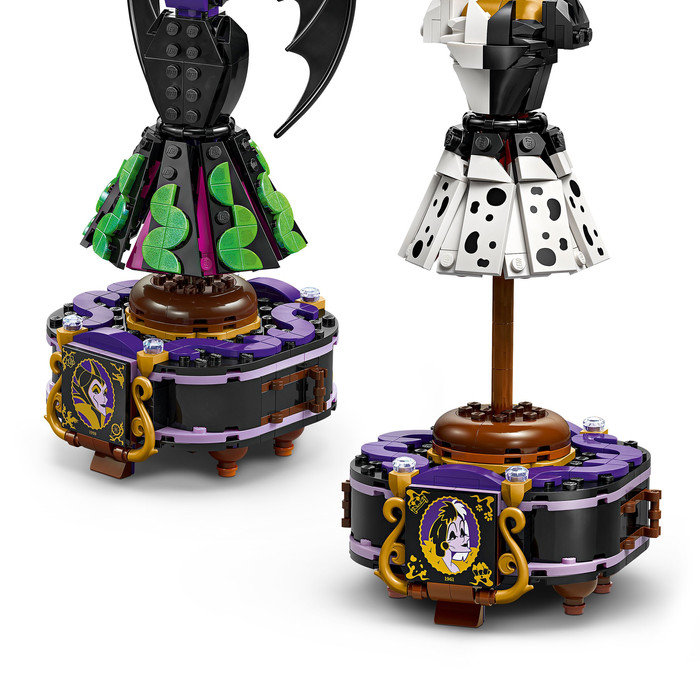 LEGO Disney de Jurken van Malificent en Cruella de Vil 43262 product in gebruik