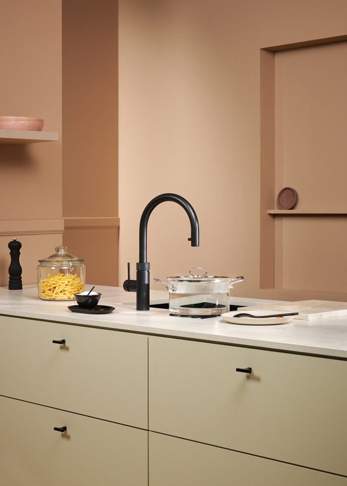 Quooker COMBI+ + Quooker Flex Round Zwart product in gebruik