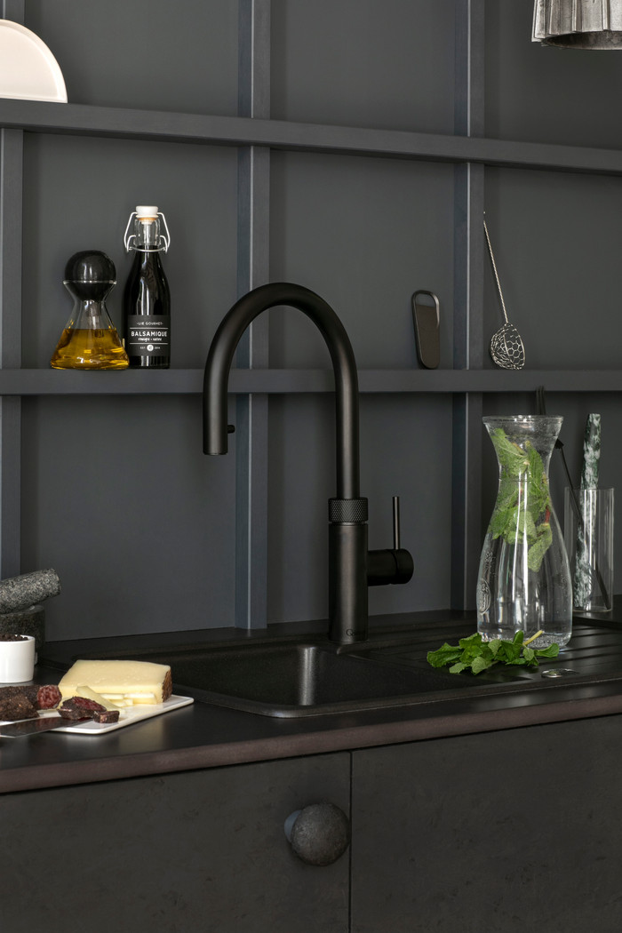 Quooker COMBI+ + Quooker Flex Round Zwart product in gebruik