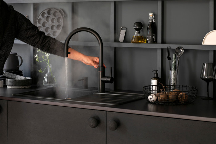 Quooker COMBI + Quooker Flex Round Zwart product in gebruik