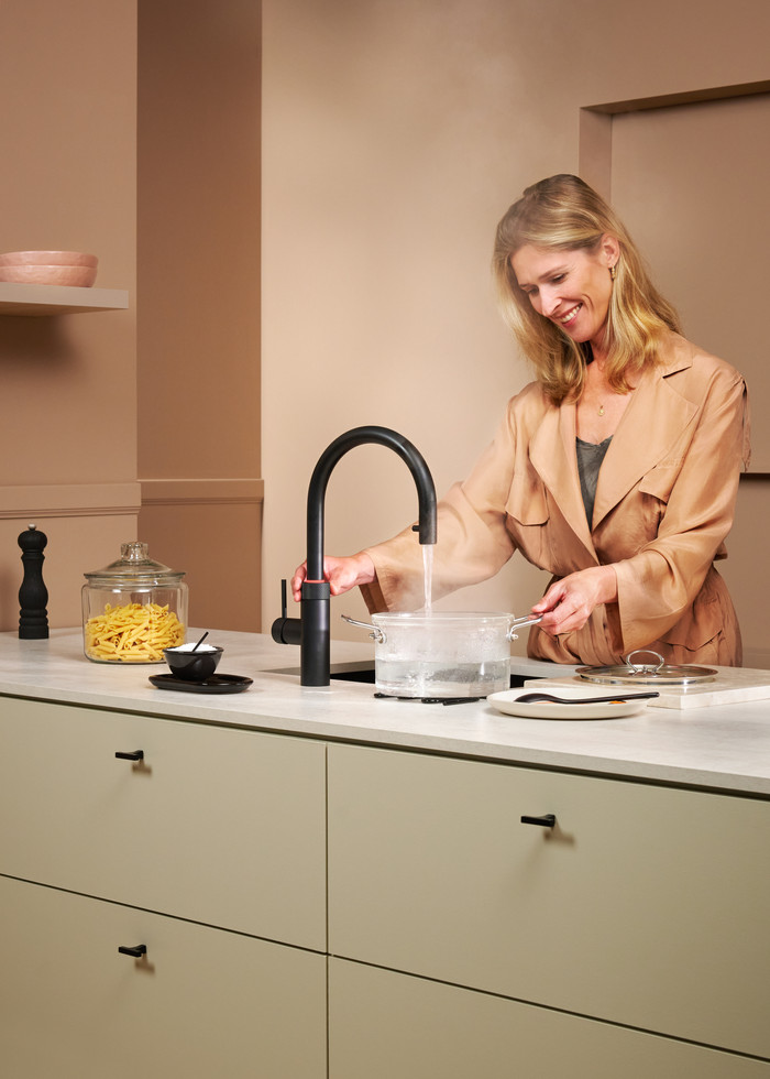 Quooker COMBI + Quooker Flex Round Zwart product in gebruik