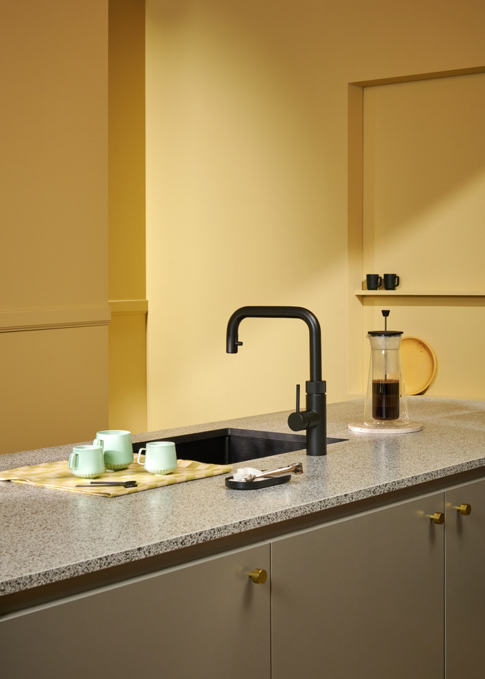 Quooker COMBI + Quooker Flex Square Black product in use