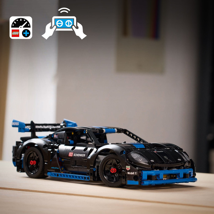 LEGO Technic Porsche GT4 e-Performance racewagen 42176 product in gebruik