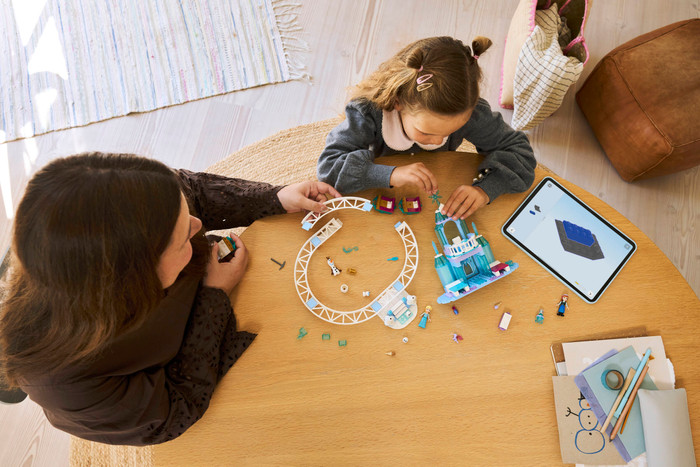 LEGO Disney Elsa's Ijskasteel en Sneeuwavontuur 43281 product in gebruik