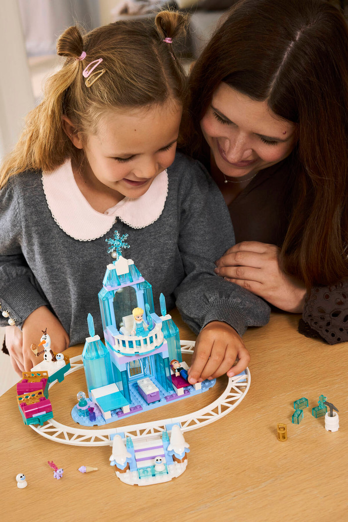 LEGO Disney Elsa's Ijskasteel en Sneeuwavontuur 43281 product in gebruik