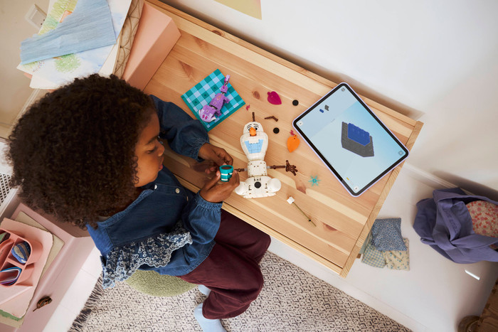 LEGO Disney Olaf en Bruni's Picnickplezier 43287 product in gebruik