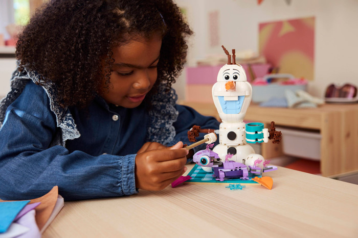 LEGO Disney Olaf en Bruni's Picnickplezier 43287 product in gebruik