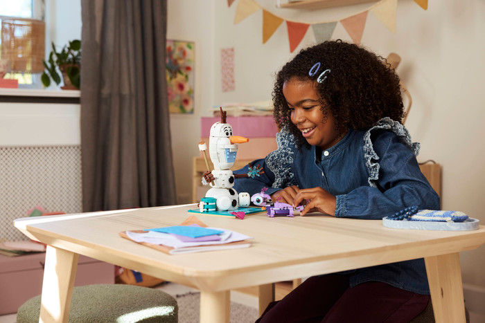 LEGO Disney Olaf en Bruni's Picnickplezier 43287 product in gebruik