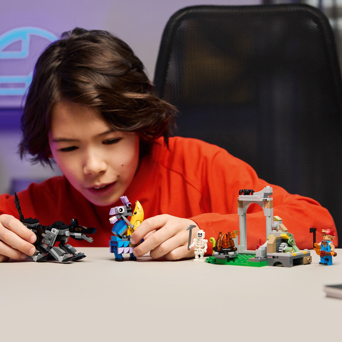 LEGO Fortnite Peely en Sparkplugs kamp 77075 product in gebruik