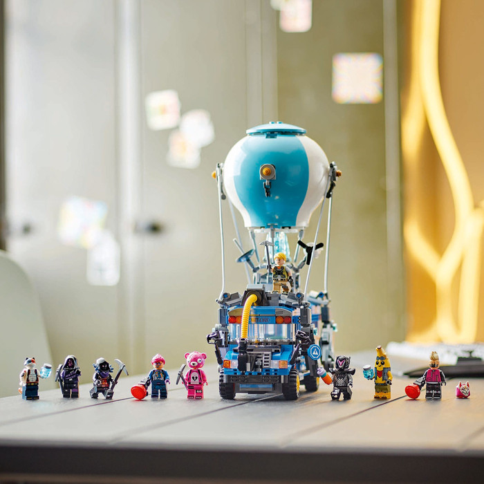 LEGO Fortnite Battle Bus 77073 product in gebruik