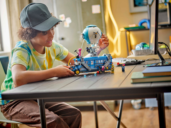 LEGO Fortnite Battle Bus 77073 product in gebruik