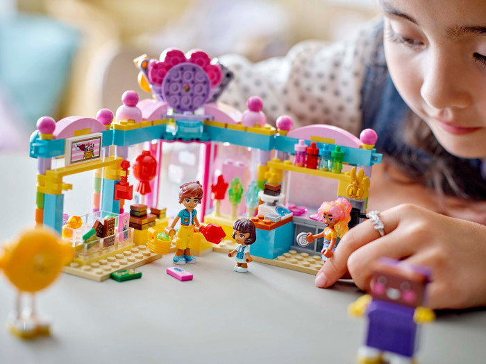 LEGO Friends Heartlake City Snoepwinkel 42649 product in gebruik