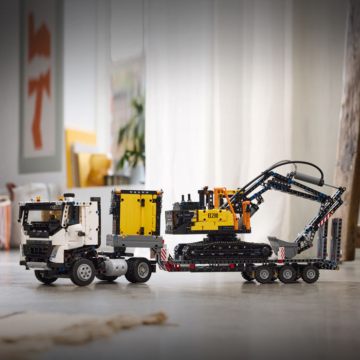 LEGO Technic Volvo FMX truck & EC230 elektrische graafmachine 42175 product in gebruik