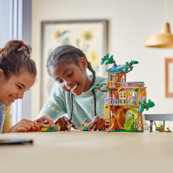 LEGO Friends Boomhut voor de Vrienden 42652 product in gebruik
