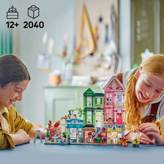 LEGO Friends Heartlake City Appartementen en Winkels 42670 product in gebruik