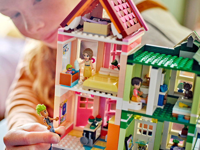 LEGO Friends Heartlake City Appartementen en Winkels 42670 product in gebruik