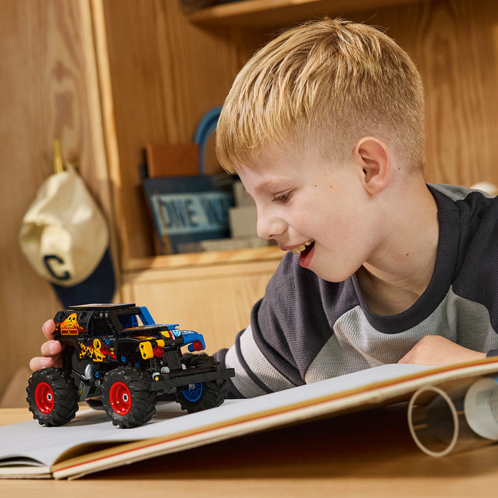 LEGO Technic Monster Jam Grave Digger vuur en ijs 42219 product in gebruik