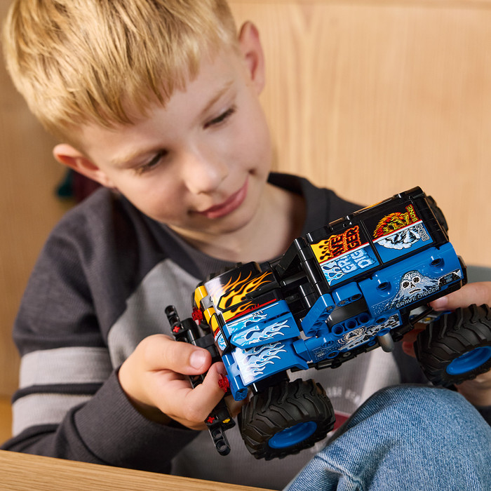 LEGO Technic Monster Jam Grave Digger vuur en ijs 42219 product in gebruik