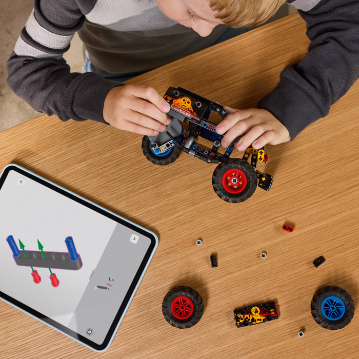 LEGO Technic Monster Jam Grave Digger vuur en ijs 42219 product in gebruik