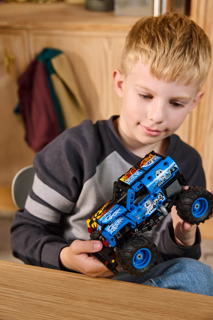LEGO Technic Monster Jam Grave Digger vuur en ijs 42219 product in gebruik