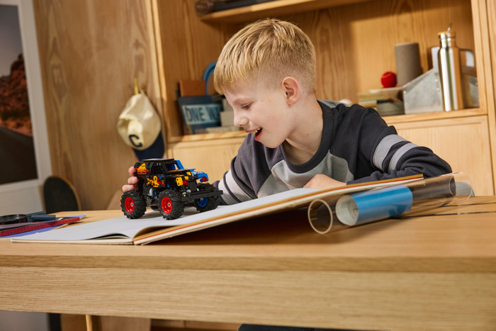 LEGO Technic Monster Jam Grave Digger vuur en ijs 42219 product in gebruik