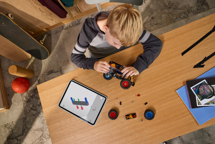 LEGO Technic Monster Jam Grave Digger vuur en ijs 42219 product in gebruik